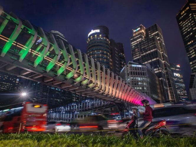 
Tunjukkan dukungan ke korban penembakan, Pemprov DKI munculkan warna-warna bendera Selandia Baru di JPO GBK. (Foto: Dok. Pemprov DKI)