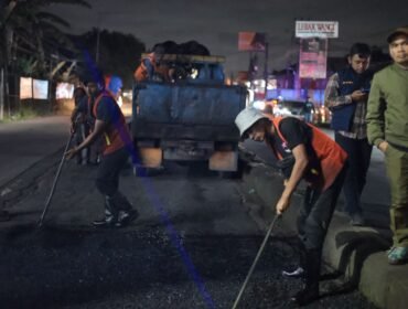 Bupati Bogor Sahur Bersama Pekerja Jalan Parung-Kemang