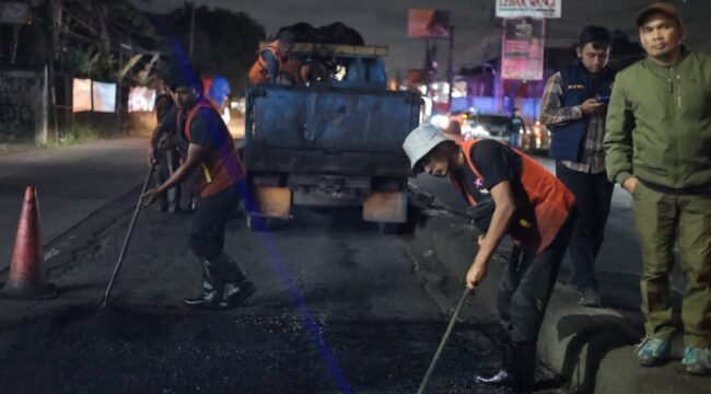 Bupati Bogor Sahur Bersama Pekerja Jalan Parung-Kemang