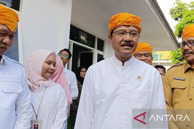 Menteri Sosial ajak masyarakat miskin manfaatkan Sekolah Rakyat