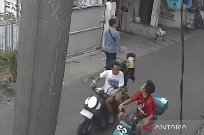 
Seorang pria jadi korban penyiraman diduga air keras di Cengkareng