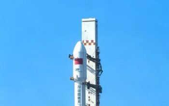 Kombinasi Tianzhou-10 dan Roket Long March-7 dipindahkan ke situs peluncuran di Hainan, China