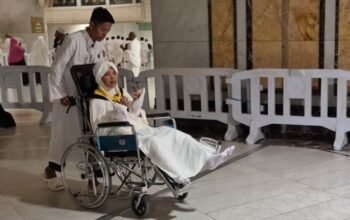 Bakti sang anak dan dedikasi petugas mengawal asa Fuadah berhaji