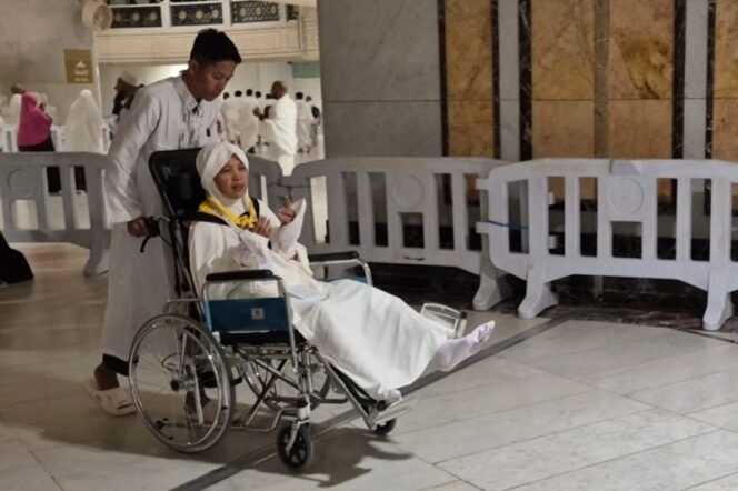 
Bakti sang anak dan dedikasi petugas mengawal asa Fuadah berhaji